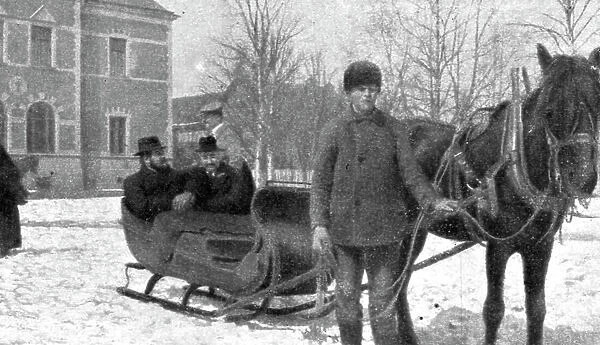 France et Russie; A la gare frontiere de Haparanda: Un traineau va conduire les voyageurs... 1916. Creator: Unknown