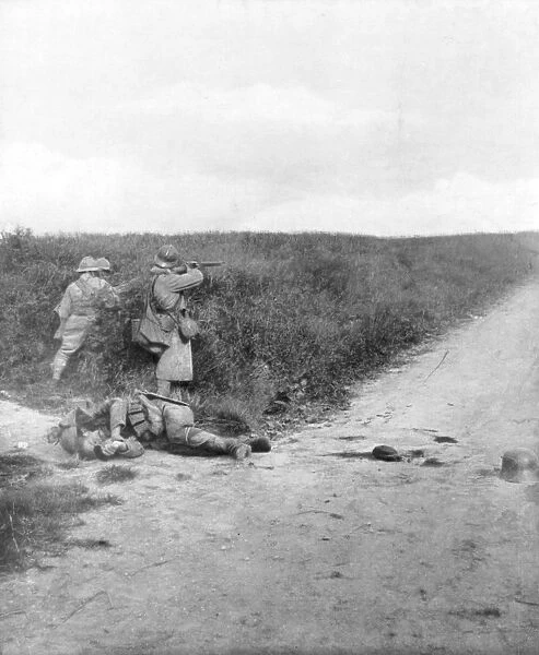 French machine gunners sweeping a road, Courcelles, south-east of Montdidier, France, 9 June 1918