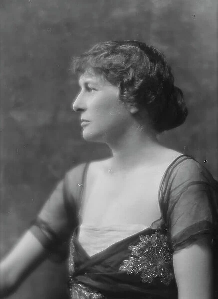 Hussey, John, Mrs. portrait photograph, 1915 June 24. Creator: Arnold Genthe