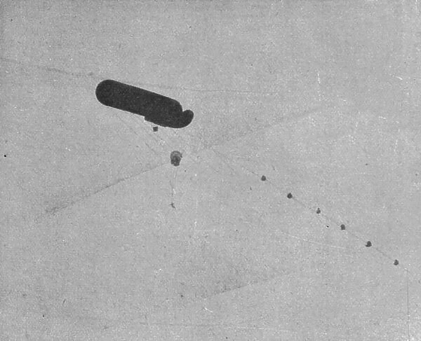 La 'Saucisse'; Le parachute commence a se deployer, 1916. Creator: Unknown. La 'Saucisse'; Le parachute commence a se deployer, 1916. Creator: Unknown