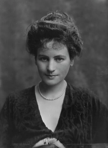 Peckham, Mrs. portrait photograph, 1914 Dec. Creator: Arnold Genthe