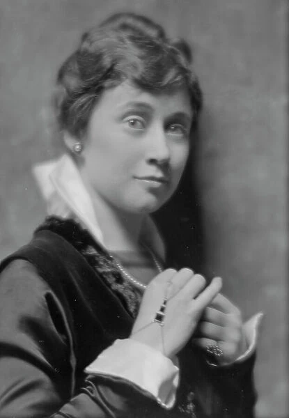 Pennock, Elise T. Miss, portrait photograph, 1914 Oct. 23. Creator: Arnold Genthe