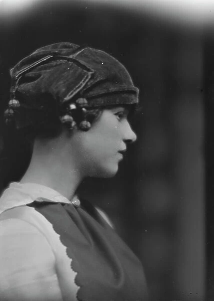 Sargent, Margaret, Miss, portrait photograph, 1916 Jan. 28. Creator: Arnold Genthe