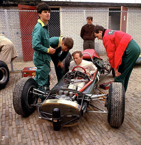 1966 Dutch Grand Prix. Zandvoort, Holland. 22-24 July 1966. Peter Arundell (Team Lotus) sits in his Lotus 33 BRM and discusses things with his mechanics. World Copyright - LAT Photographic