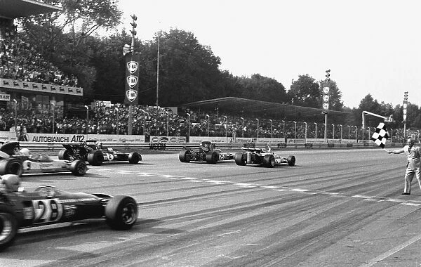 1971 Italian Grand Prix: Peter Gethin, Ronnie Peterson, Francois Cevert, Mike Hailwood and Howden Ganley cross the line with Gethin just finishing