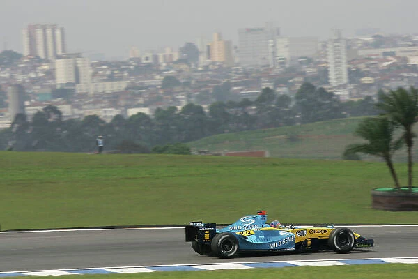 2004 Brazilian Grand Prix-Saturday Qualifying, Sao Paulo, Brazil. 23rd October 2004. Fernando Alonso, Renault R24, action. World Copyright LAT Photographic / Steven Tee. Digital Image only (a high res version is available on request)
