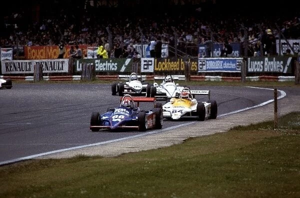British Formula Three Championship: Allen Berg Ralt Toyota RT3  /  83, leading rivals out of Woodcote corner