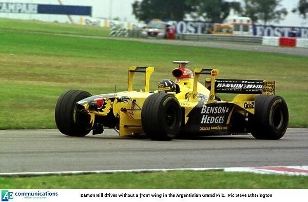 SE 11. Damon Hill drives without a front wing in the Argentinian Grand Prix