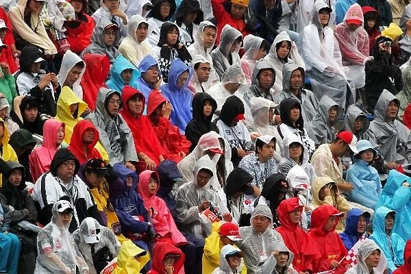 Formula One World Championship: Fans brave the rain to watch qualifying