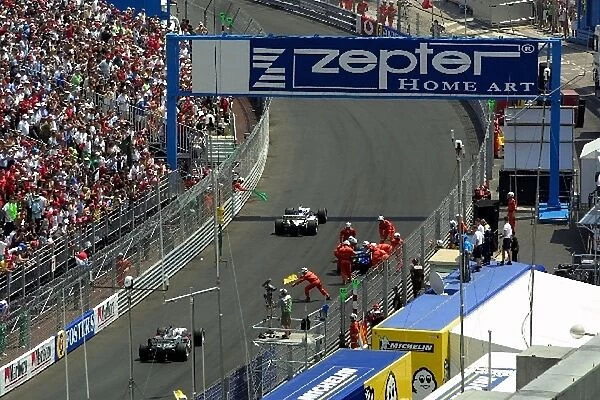 Formula One World Championship: The leaders pass the crashed car of Heinz-Harald Frentzen Sauber Petronas C22