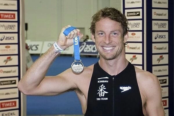 Jenson Button Competes in 2010 London Triathlon