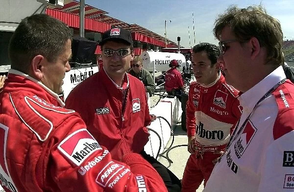 Penske team manager Tim Cindric (centre) listens to his drivers Gil de Ferran(BRA)