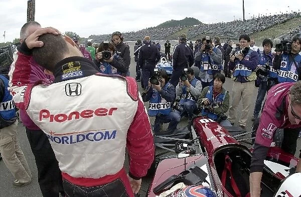 Tony Kanaan (BRA), does some stretching exercises prior to qualifying an excellent second for the Bridgestone Potenza 500. Twin Ring Motegi, Motegi, Japan. 27