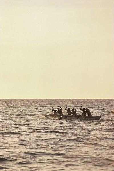 Hawaii, Big Island, Canoe Anaeho omalu Bay, Paddlers Silhouetted On Ocean