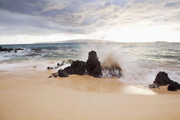 Hawaii, Maui, Surf crashes onto Big Beach