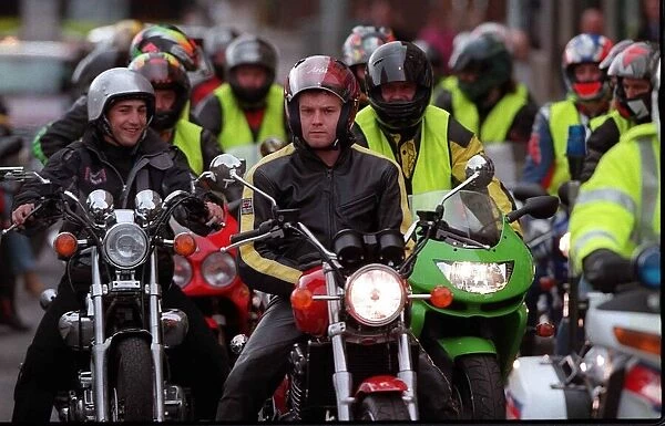 Actor Ewan McGregor August 1998 leading the pack with Gary Jacobs close behind heading