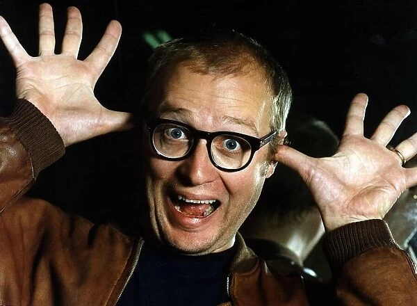 Adrian Edmondson Actor Comedian pulling a silly face September 1991