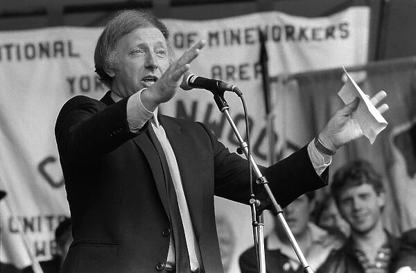 Arthur Scargill NUM talks to miners in rally in London 1984