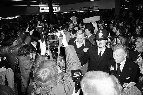 Barry Manilow surrounded by his many fans as he leaves Heathrow Airport. 7th January 1982