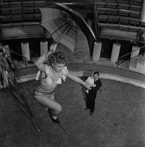 Billy Smarts Circus. Margaret Stey. December 1952 C5903-001