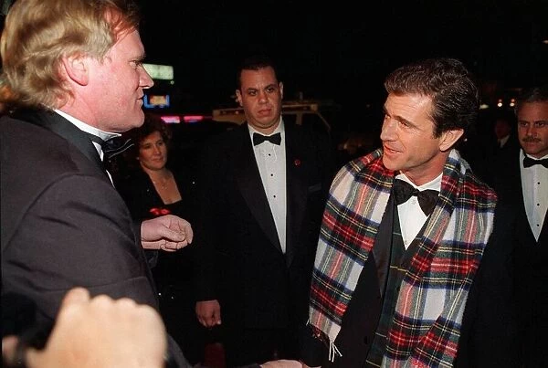 Bob Shields Daily Record journalist gives his tartan scarf to Mel Gibson after the Oscar
