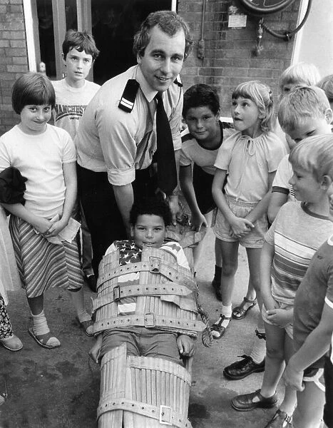 Children visit Ely Fire Station, 16th August 1984