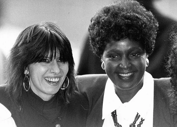 Chrissie Hynde singer with The Pretenders pop group 1990 with Winnie Mandela at