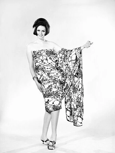 Clothing: Fashion: Sari: Model: Gloria James. 1966 B1931-001