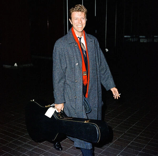 David Bowie at London Airport. (note Heathrow or Gatwick unclear