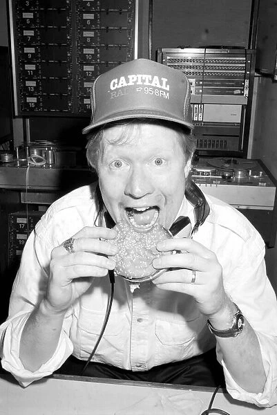 DAVID JENSEN (CAPITAL RADIO DJ) EATING A BURGER 27  /  05  /  1989