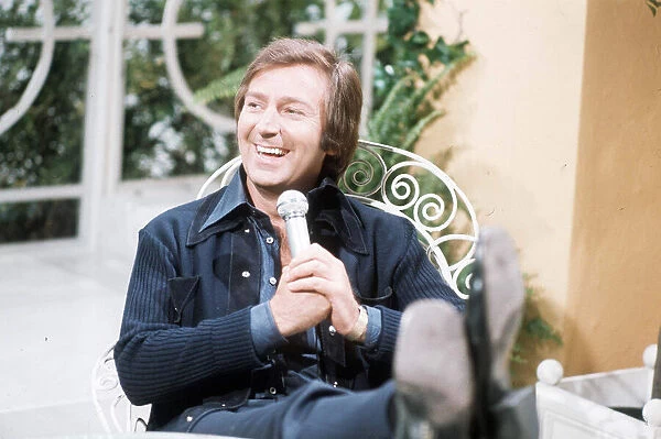 Des O Connor singer comedian sitting in chair feet up A©mirrorpix