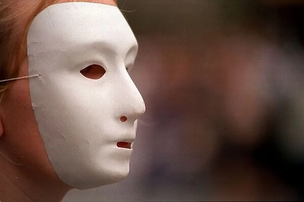 Edinburgh festival street performers. Icon dance theatre white mask