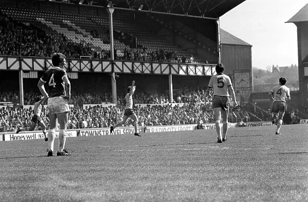Everton 2 v. Arsenal 1. April 1982 MF06-35-015 Local Caption Division 1 Football