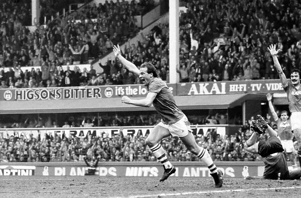 Everton v. Arsenal. March 1985 MF20-13-005 The final score was a two nil victory