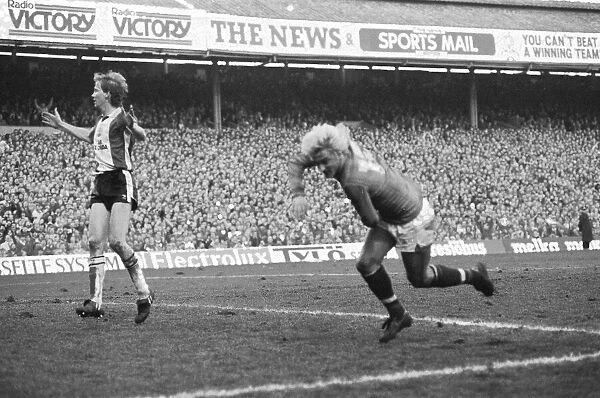 FA Cup 5th round tie. Portsmouth 0 v. Southampton 1. Alan Biley shoots for