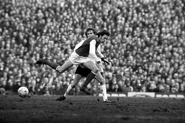 Football: Arsenal F. C. (2) vs. Liverpool F. C. (0). February 1975 75-00618-004