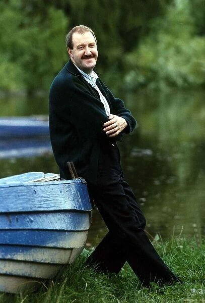 Gorden Kaye actor by the river in Chester, September 1989