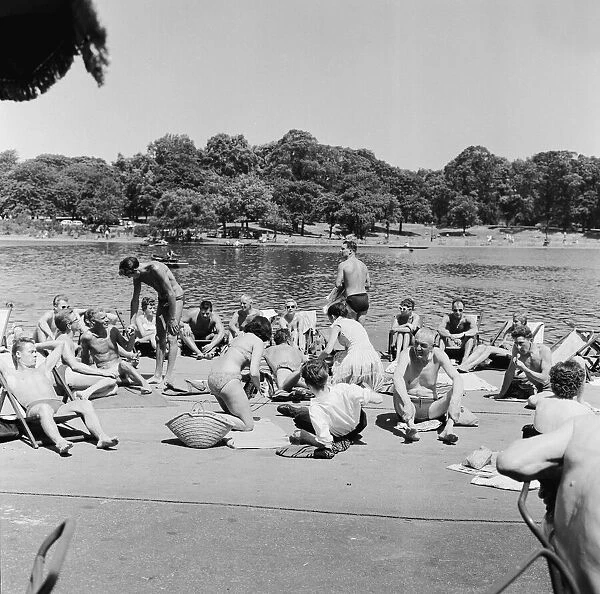 Hot weather at Londons Hyde Park Lido. Crowds sunbathing by the Serpentine