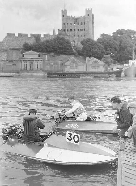 Hydroplane Racing Rochester Rochester Castle in Background
