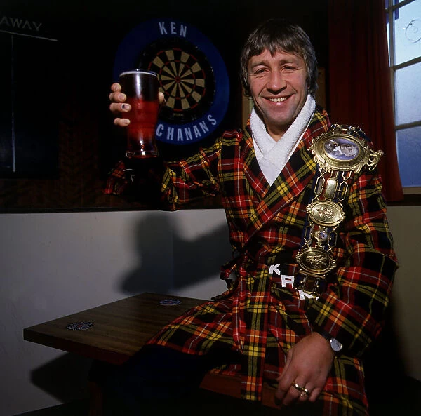 Ken Buchanan boxer at his pub November 1986