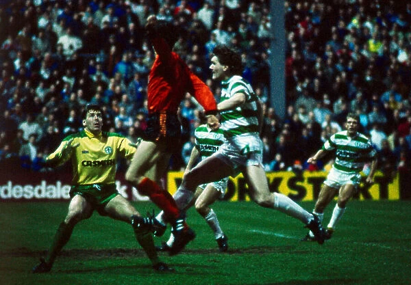 Kevin Gallacher scores for Dundee United December 1988