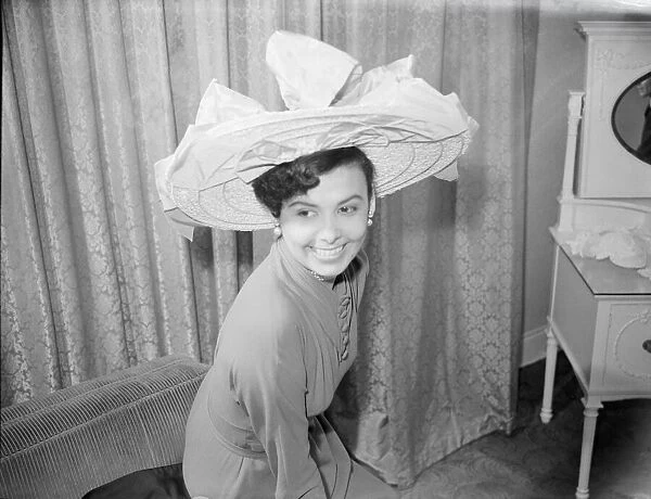 Lena Horne American singer in London Photo Dean 28  /  6  /  1950 DM 29  /  6  /  1950