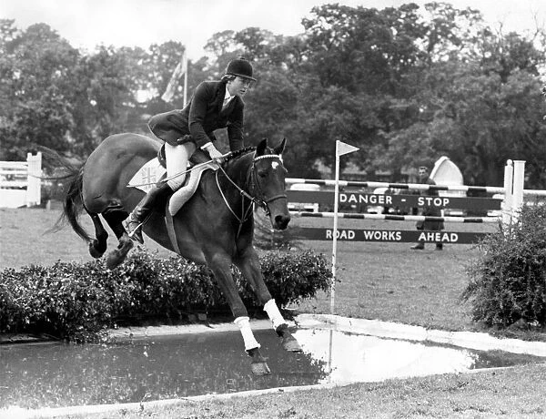 Marion Mould (18 year old Marion Coakes at the time), winning the Ladies World Show
