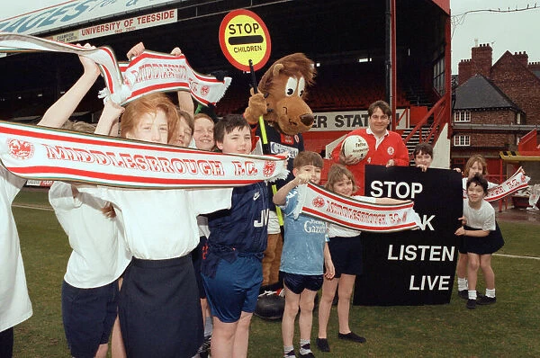 Middlesbrough player John Hendrie and Roary the Lion, with help from youngsters