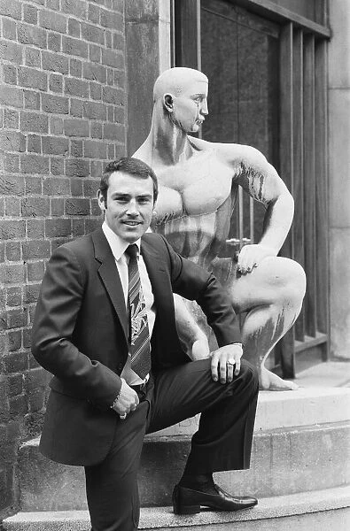 Middleweight Champion Alan Minter with a statue. 22nd March 1980