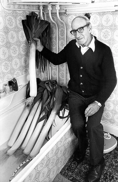 Mr. Len Carr with his giant leeks which he keeps fresh in the bath in October 1980