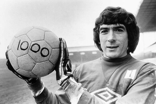 Pat Jennings Arsenal goalkeeper February 1983 hold a football with the figure 1000