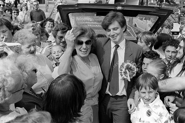 Pat Phoenix, Actress, 15th May 1982, in Slough to support Labour candidate Tony Blair