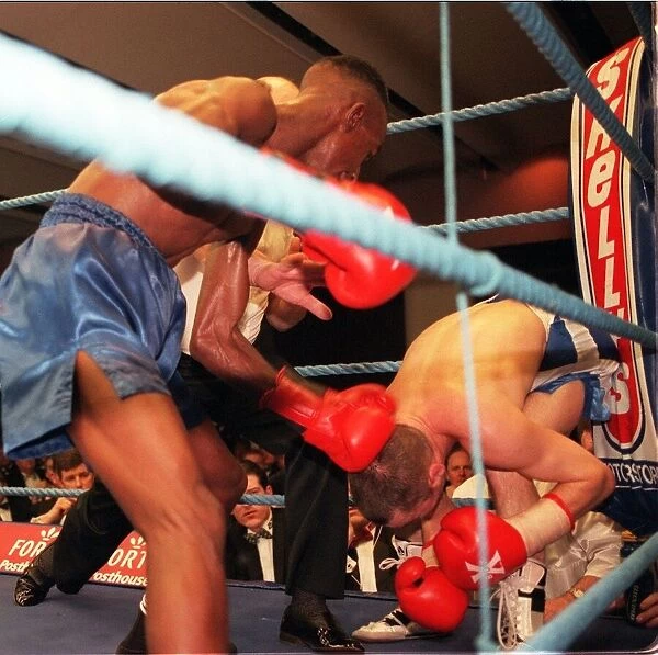Paul Weir fights Alfonso Zvenyika - Weir on the ropes 1998