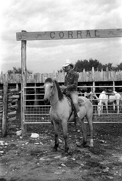 People: Cowboys with horses at a ranch in the USA. December 1980 80-07236-005
